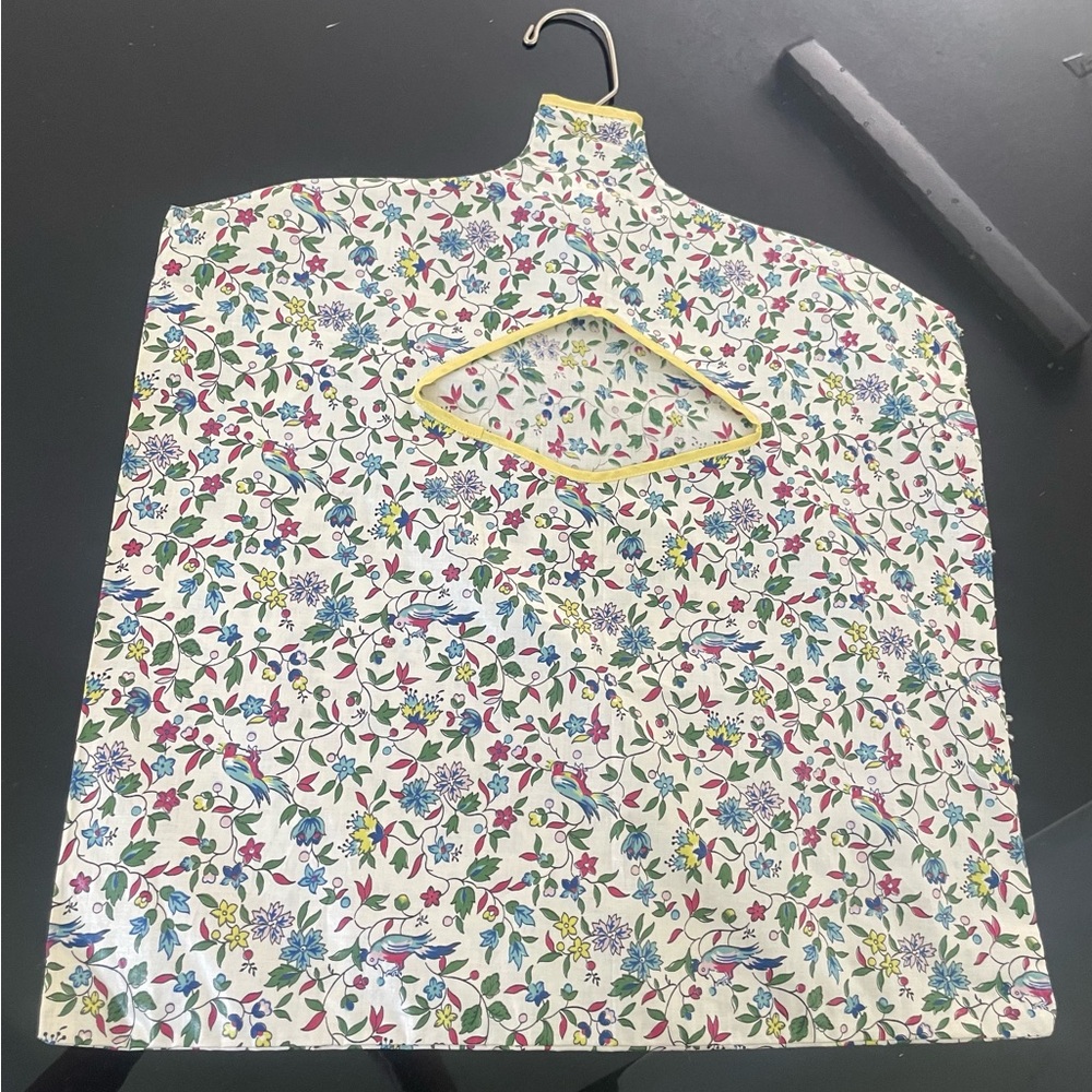 Vintage LAUNDRY CLOTHESPIN POUCH Fabric Hanger. Floral print.